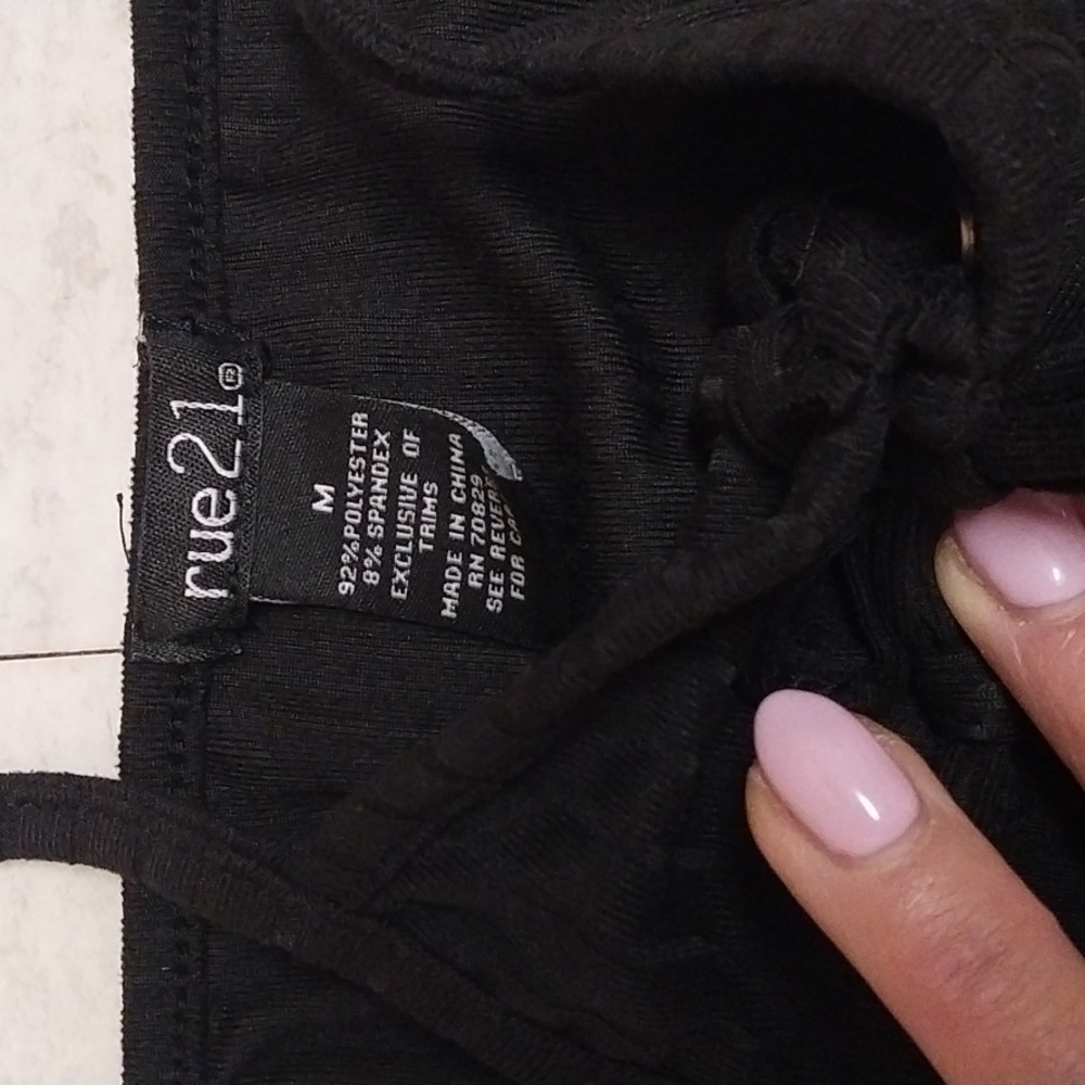Black crop tank top - Picture 3 of 3